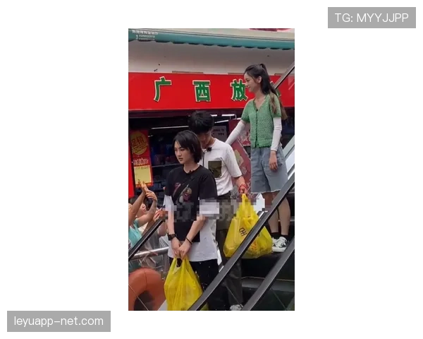 余依婷逛菜市场随手一拎名牌包，我的省钱计划突然尴尬了